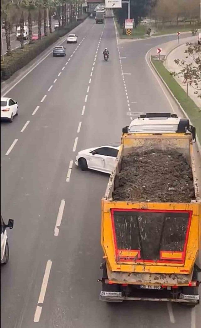 Hafriyat kamyonu, önüne aldığı otomobili sürükledi 1