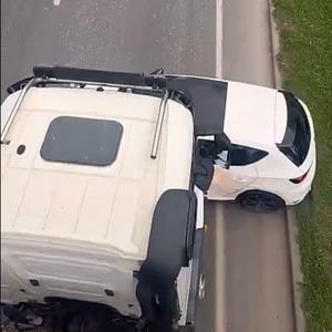 Hafriyat kamyonu, önüne aldığı otomobili sürükledi