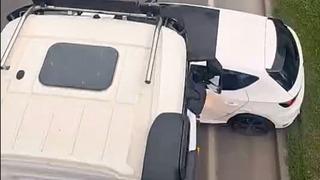 Son dakika: Hafriyat kamyonu, önüne aldığı otomobili sürükledi