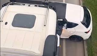 Hafriyat kamyonu, önüne aldığı otomobili sürükledi