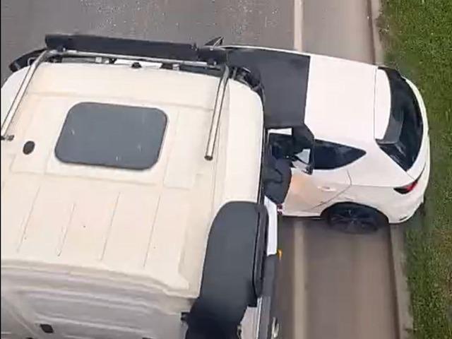 Hafriyat kamyonu, önüne aldığı otomobili sürükledi