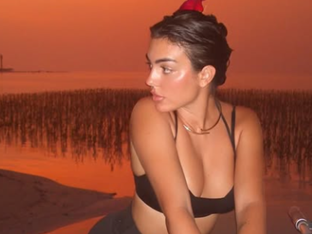 Ronaldo'nun nişanlısı minik bikinisiyle sahilde koştu!