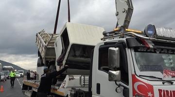 Kamyonetle yolcu otobüsü çarpıştı: 2 yaralı