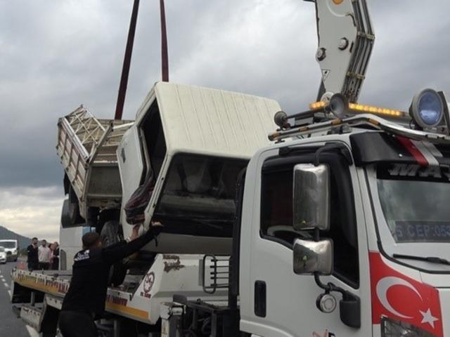 Kamyonetle yolcu otobüsü çarpıştı: 2 yaralı