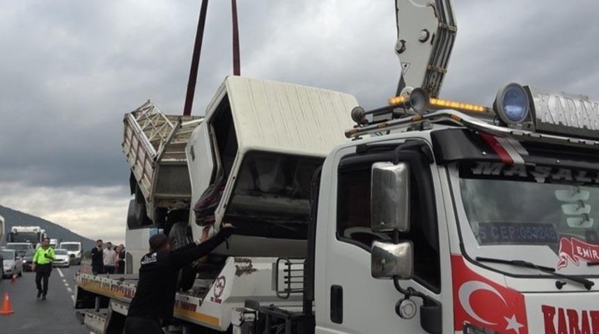 Kamyonetle yolcu otobüsü çarpıştı: 2 yaralı