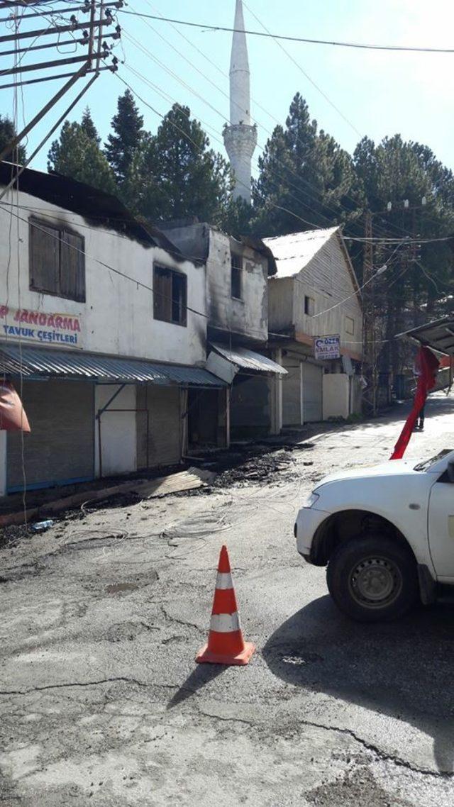 Osmaniye’de çıkan yangında bir iş yeri ve dört ev yandı 1