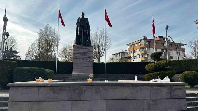 Yediler içtiler, sokakta çöplerini bıraktılar