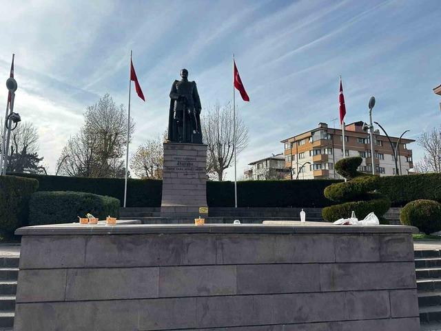 Yediler içtiler, sokakta çöplerini bıraktılar