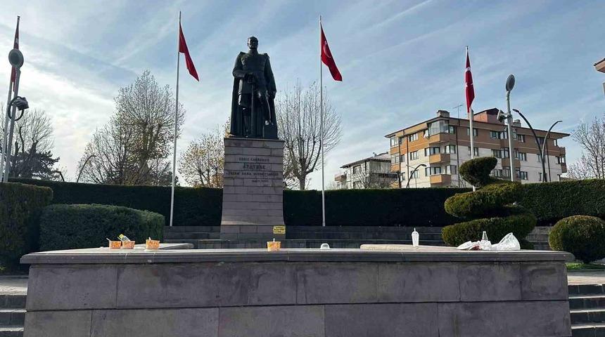 Yediler i&ccedil;tiler, sokakta &ccedil;&ouml;plerini bıraktılar