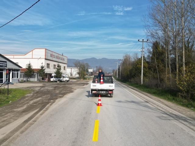 Güvenli ulaşım için Çilimli’de yol çizgileri yenileniyor