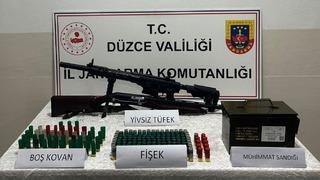 Düzce’de evinin bahçesinde havaya ateş eden 2 kişi yakalandı