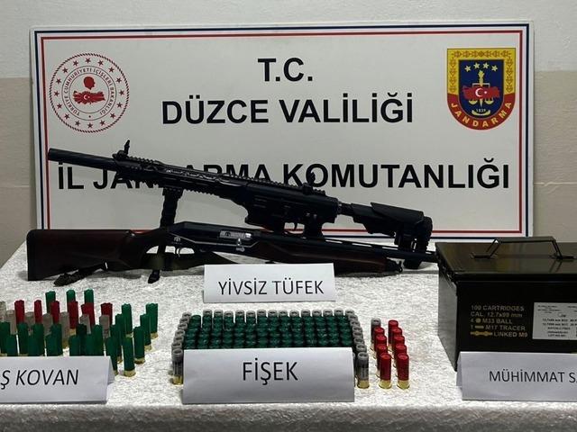 Düzce’de evinin bahçesinde havaya ateş eden 2 kişi yakalandı