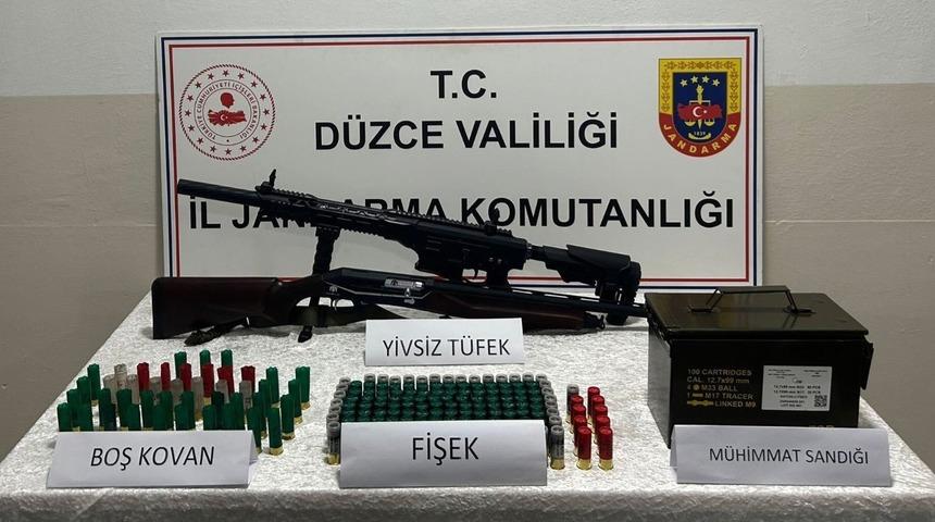 Düzce’de evinin bahçesinde havaya ateş eden 2 kişi yakalandı