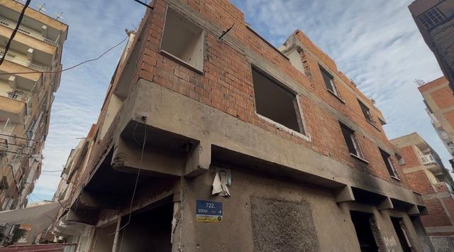 Ağır hasarlı binayı yıkarken molozların altında kaldı 1