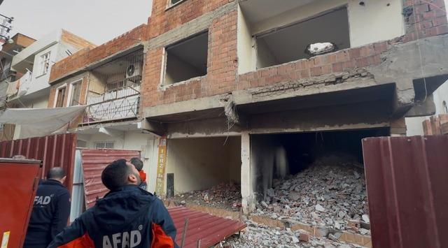 Ağır hasarlı binayı yıkarken molozların altında kaldı 2