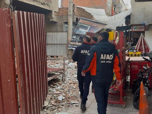 Ağır hasarlı binayı yıkarken molozların altında kaldı