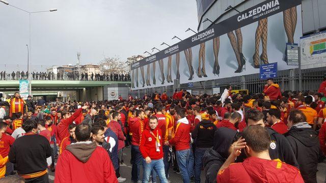 Galatasaray taraftarı Ülker Stadyumu'na geldi