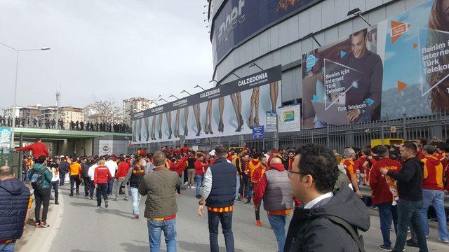 Galatasaray taraftarı Ülker Stadyumu'na geldi