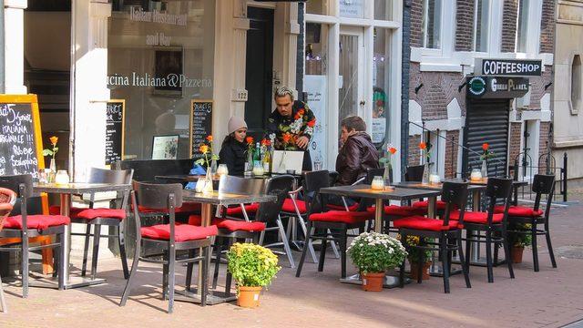 Amsterdam'da bir cafe