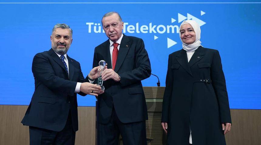 Türk Telekom CEO'su Ebubekir Şahin'e “Dijital Erişilebilirlik” ödülü: Cumhurbaşkanı Erdoğan takdim etti