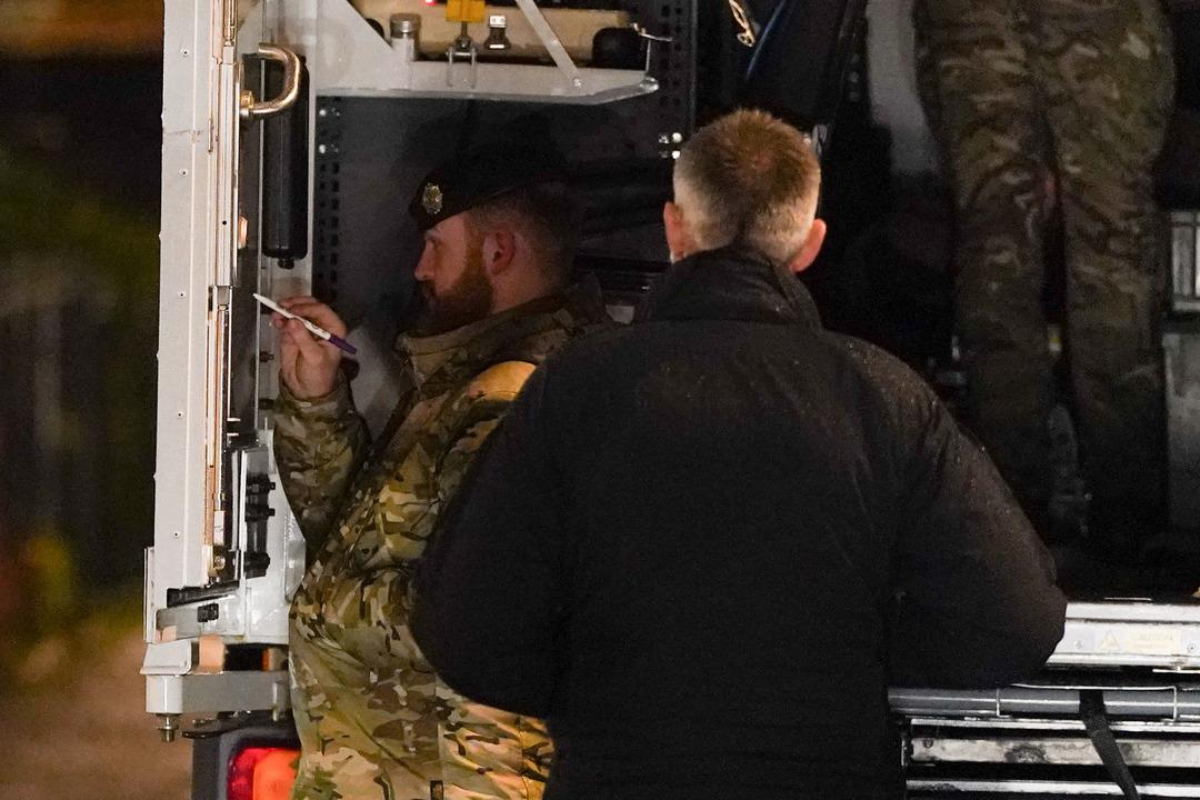 İngiltere de alarm! Patlayıcı madde şüphesiyle 200 den fazla ev tahliye edildi 3