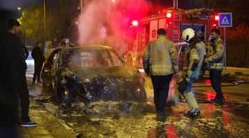 Küçükçekmece’de seyir halindeki otomobil alev topuna döndü