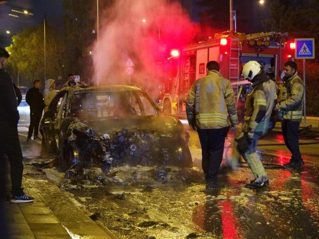 Seyir halindeki otomobil alev topuna döndü