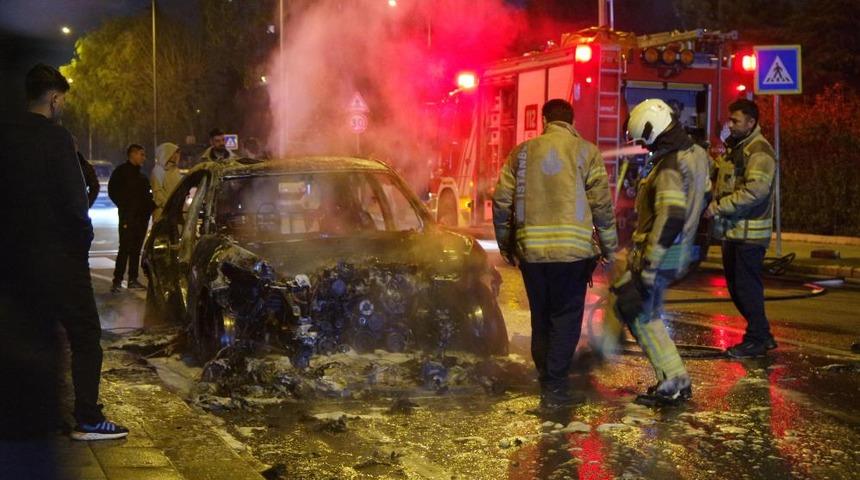 Küçükçekmece’de seyir halindeki otomobil alev topuna döndü