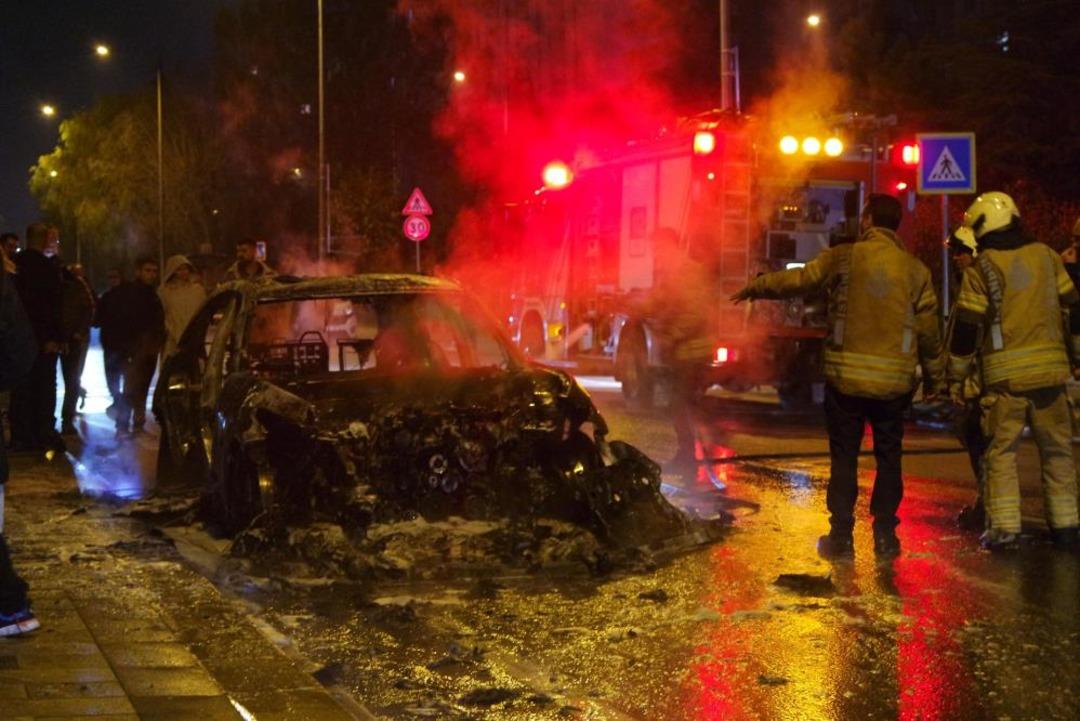 Küçükçekmece’de seyir halindeki otomobil alev topuna döndü 1