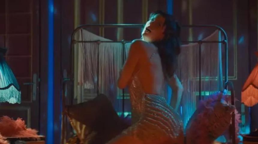 Cesur sahneler dikkat &ccedil;ekmişti! Beren Saat&rsquo;in 'Gizli Profil' filmi vizyona girmeden kaldırıldı