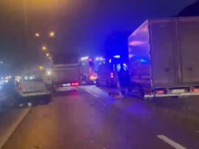 SON DAKİKA | TEM Otoyolu'nda zincirleme kaza! Araçlar güçlükle ilerliyor