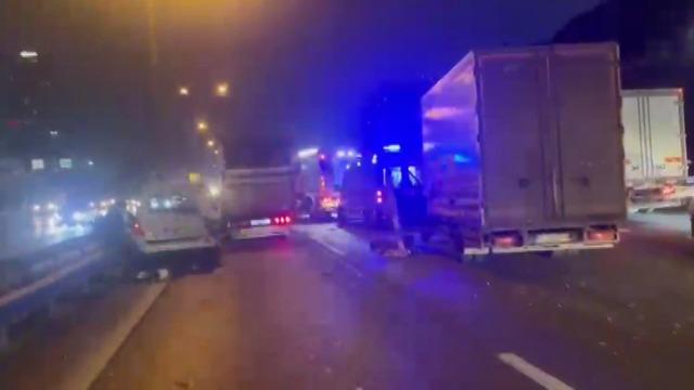 SON DAKİKA | TEM Otoyolu'nda zincirleme kaza! Araçlar güçlükle ilerliyor