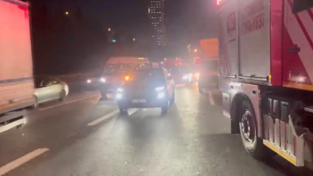 SON DAKİKA | TEM Otoyolu nda zincirleme kaza! Araçlar güçlükle ilerliyor 1