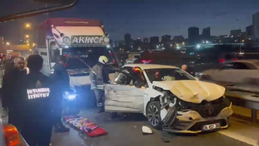 SON DAKİKA | TEM Otoyolu nda zincirleme kaza! Araçlar güçlükle ilerliyor 3