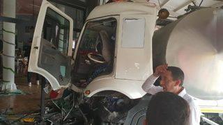 Feci kaza: Süt tankeri kafeye girdi! Çok sayıda yaralılar var
