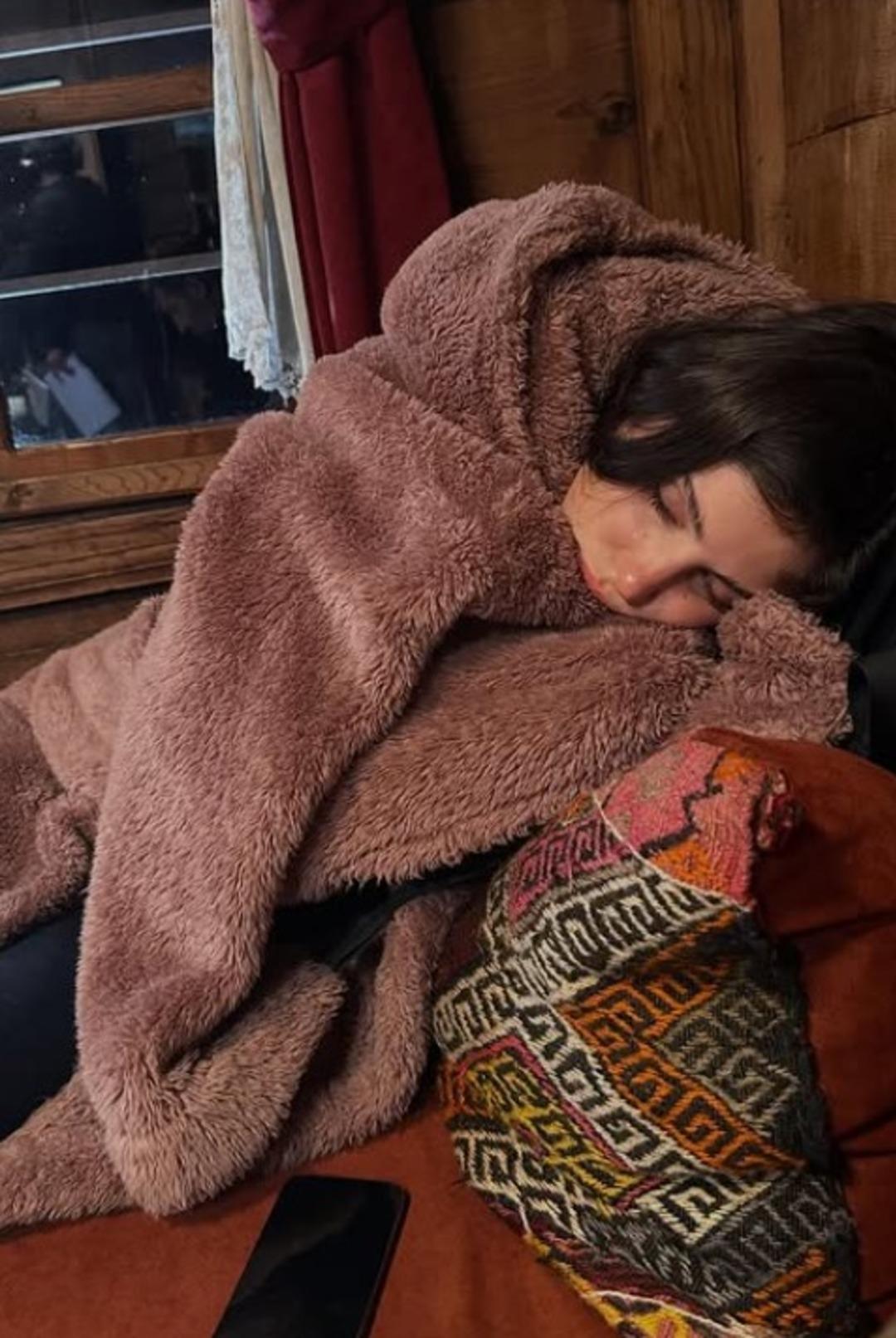 Taşacak Bu Deniz in Esme si Deniz Baysal kamera arkasını yayınladı! Beğeni yağdı 3