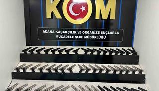 Adana’daki suç örgütlerine silah getiren 2 şüpheli tutuklandı: 53 tabanca ele geçirildi