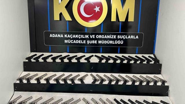 Adana’daki suç örgütlerine silah getiren 2 şüpheli tutuklandı: 53 tabanca ele geçirildi