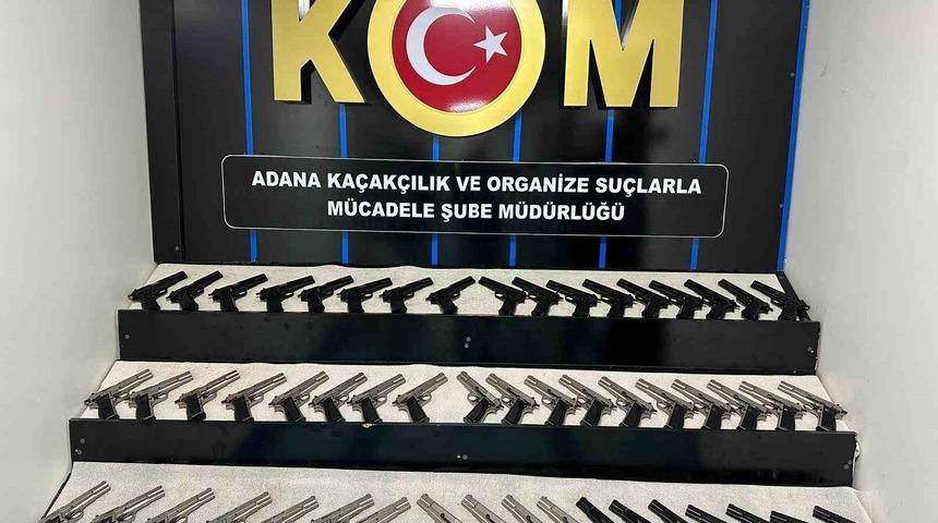 Adana’daki suç örgütlerine silah getiren 2 şüpheli tutuklandı: 53 tabanca ele geçirildi