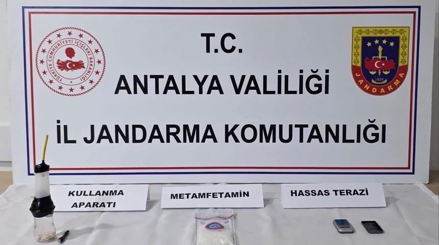 Elmalı’da jandarmadan uyuşturucu baskını