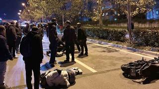 Otomobille çarpışan motosikletteki 2 genç yaralandı