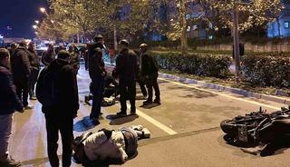 Otomobille çarpışan motosikletteki 2 genç yaralandı