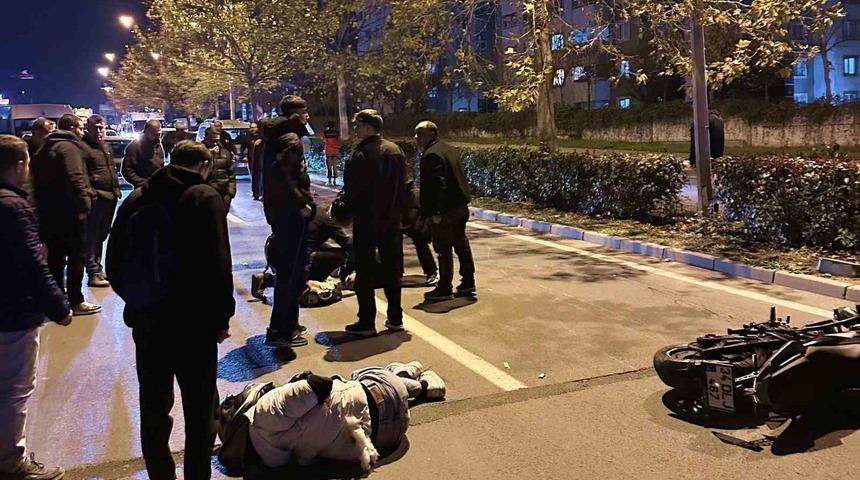 Otomobille çarpışan motosikletteki 2 genç yaralandı