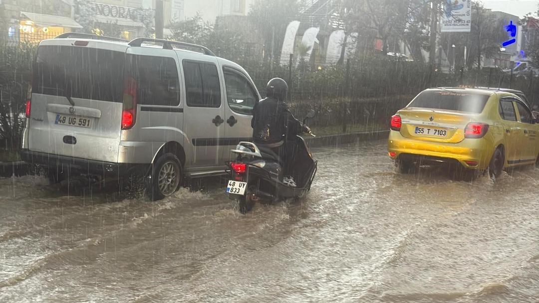 Bodrum u sağanak vurdu: Cadde sokaklar göle döndü, araçlar yolda kaldı! 1
