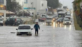 Bodrum'u sağanak vurdu: Araçlar mahsur kaldı!