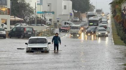 Bodrum'u sağanak vurdu: Cadde sokaklar göle döndü, araçlar yolda kaldı!