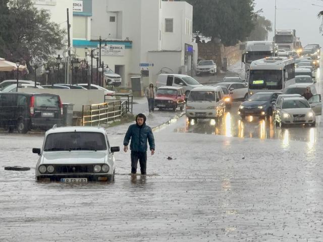 Bodrum'u sağanak vurdu: Cadde sokaklar göle döndü, araçlar yolda kaldı!
