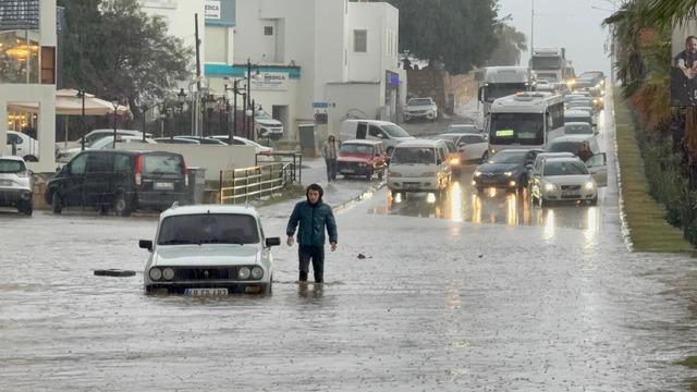 Bodrum'u sağanak vurdu: Cadde sokaklar göle döndü, araçlar yolda kaldı!