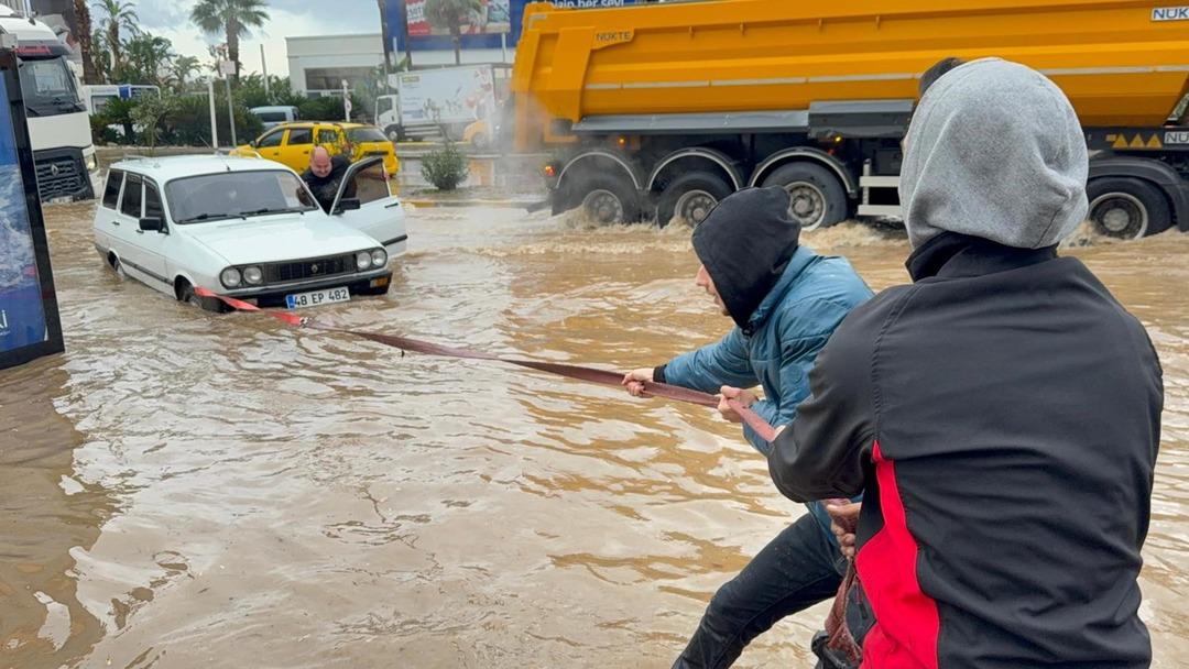 Bodrum u sağanak vurdu: Cadde sokaklar göle döndü, araçlar yolda kaldı! 3