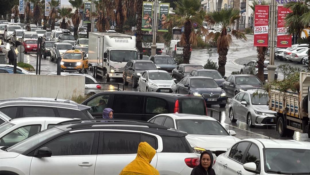 Bodrum u sağanak vurdu: Cadde sokaklar göle döndü, araçlar yolda kaldı! 4